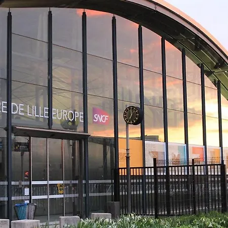 Stmaur Equipped With Elevator * ליל