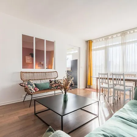 Stmaur Equipped With Elevator ליל