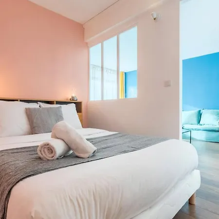 Stmaur Equipped With Elevator דירה ליל