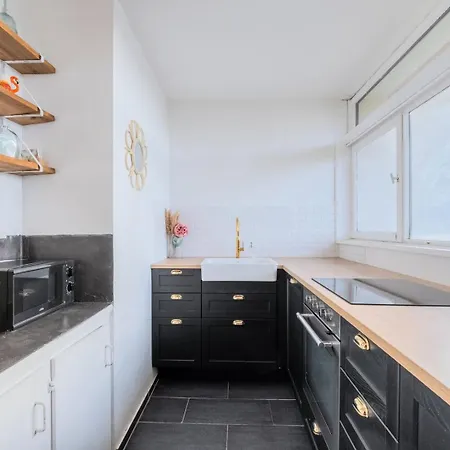 Stmaur Equipped With Elevator *