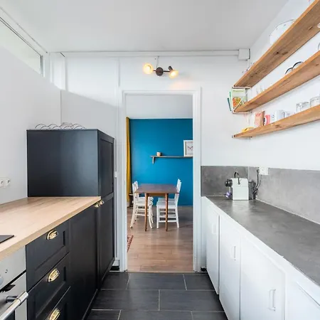 Stmaur Equipped With Elevator